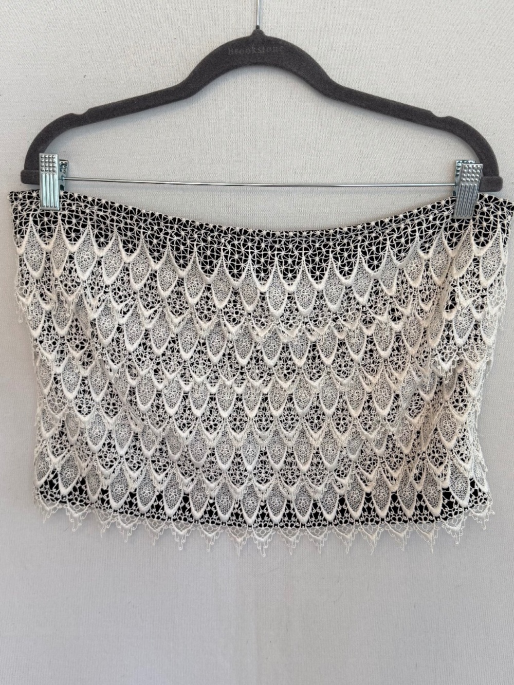 ST. JOHN Women’s Size 12 White Lace Strapless Cropped Top